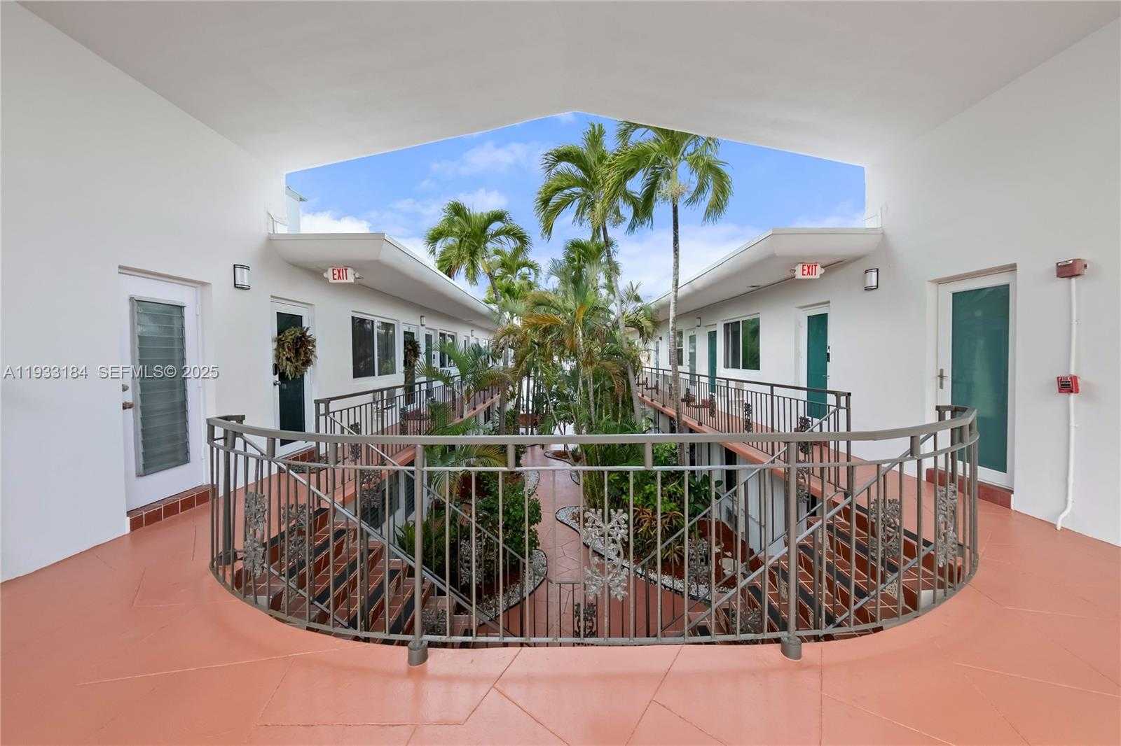 Small Image of 8040 TATUM WATERWAY DR #11, Miami Beach Number 4