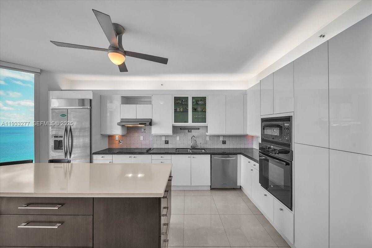 Small Image of 300 SOUTH POINTE DR #3402, Miami Beach Number 11