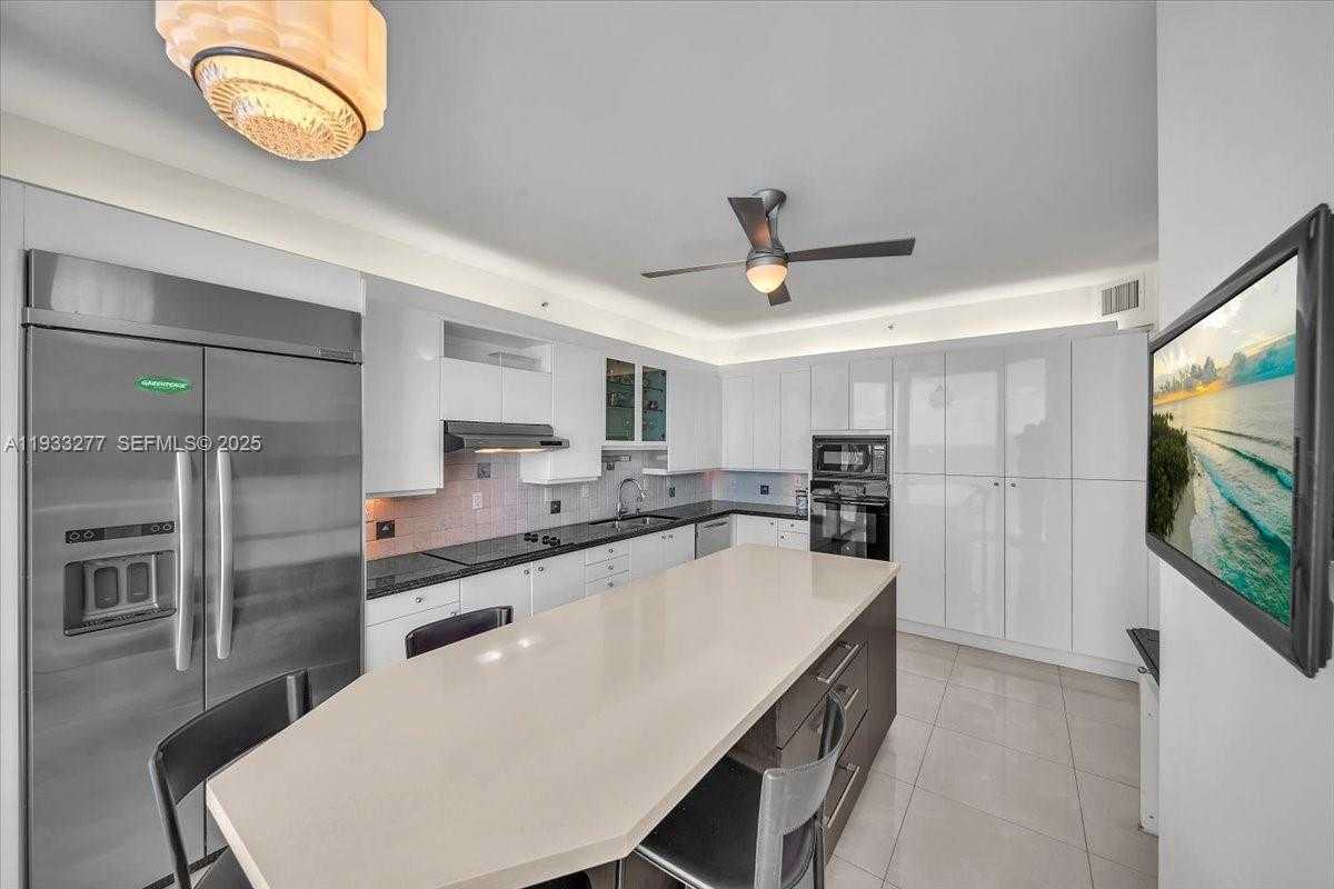 Small Image of 300 SOUTH POINTE DR #3402, Miami Beach Number 15
