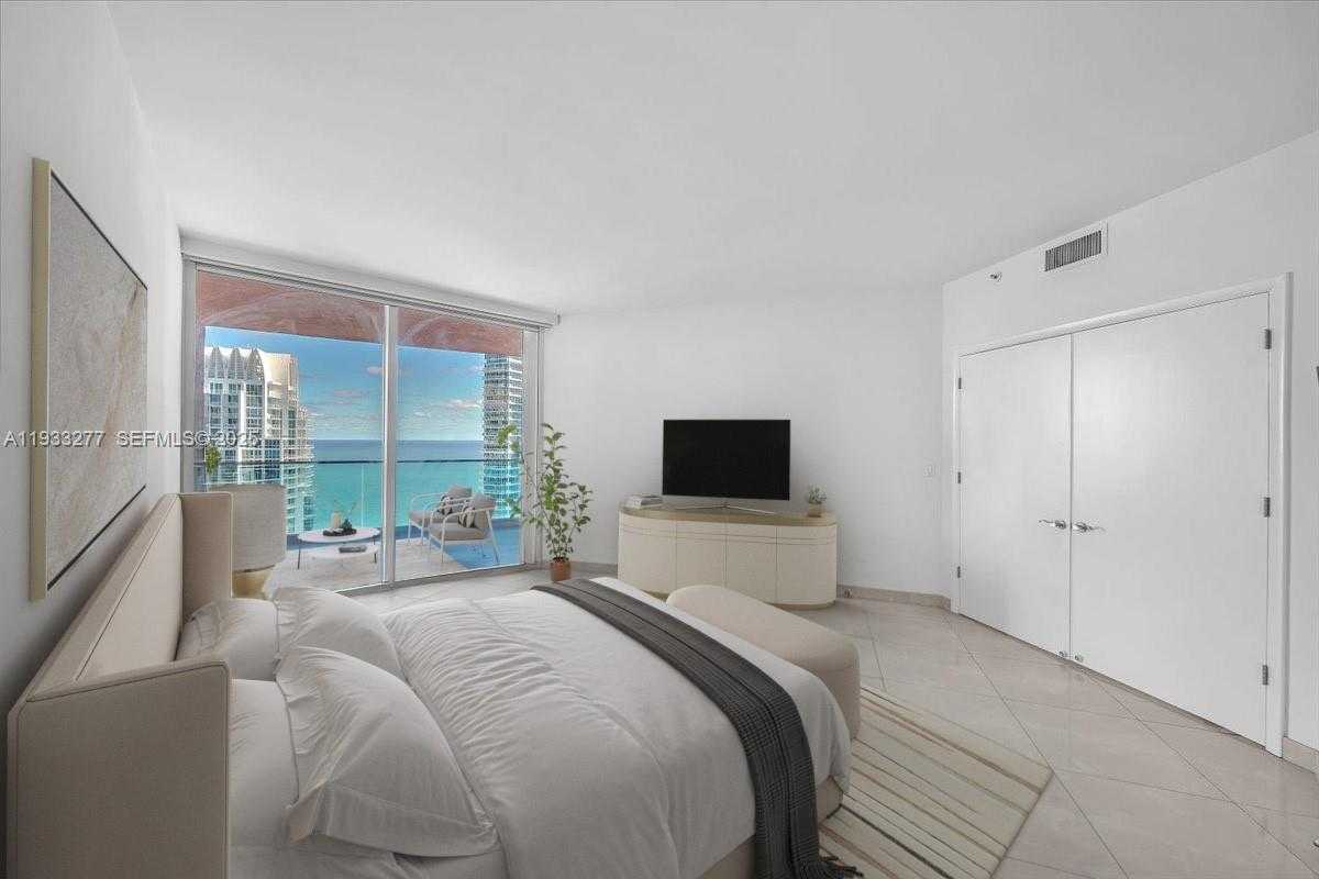 Small Image of 300 SOUTH POINTE DR #3402, Miami Beach Number 17