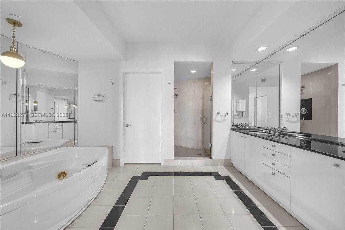Small Image of 300 SOUTH POINTE DR #3402, Miami Beach Number 22