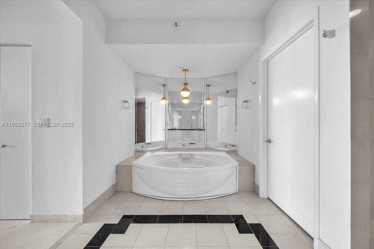 Small Image of 300 SOUTH POINTE DR #3402, Miami Beach Number 23