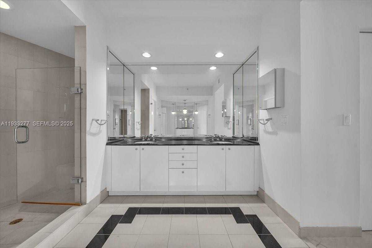 Small Image of 300 SOUTH POINTE DR #3402, Miami Beach Number 24