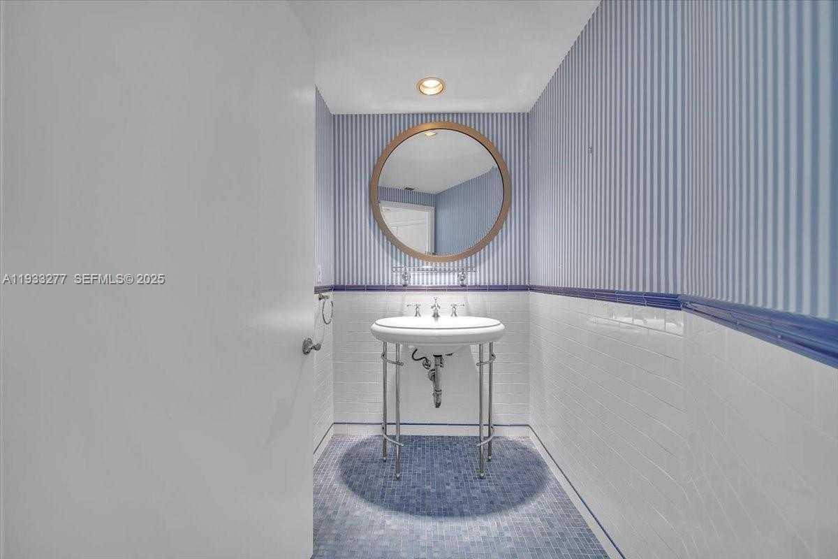 Small Image of 300 SOUTH POINTE DR #3402, Miami Beach Number 27