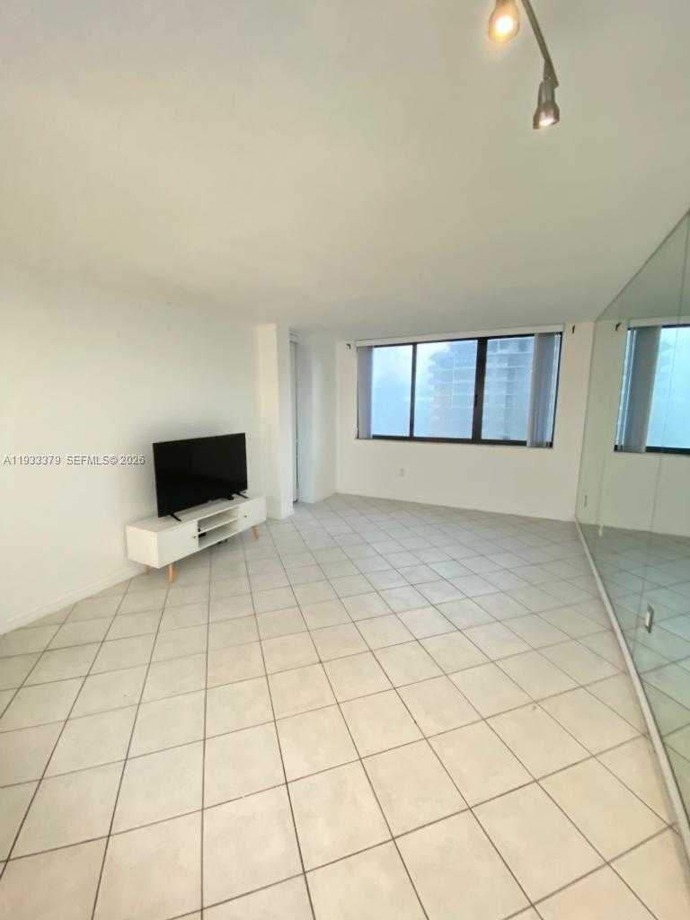 Small Image of 540 BRICKELL KEY DR #925, Miami Number 4