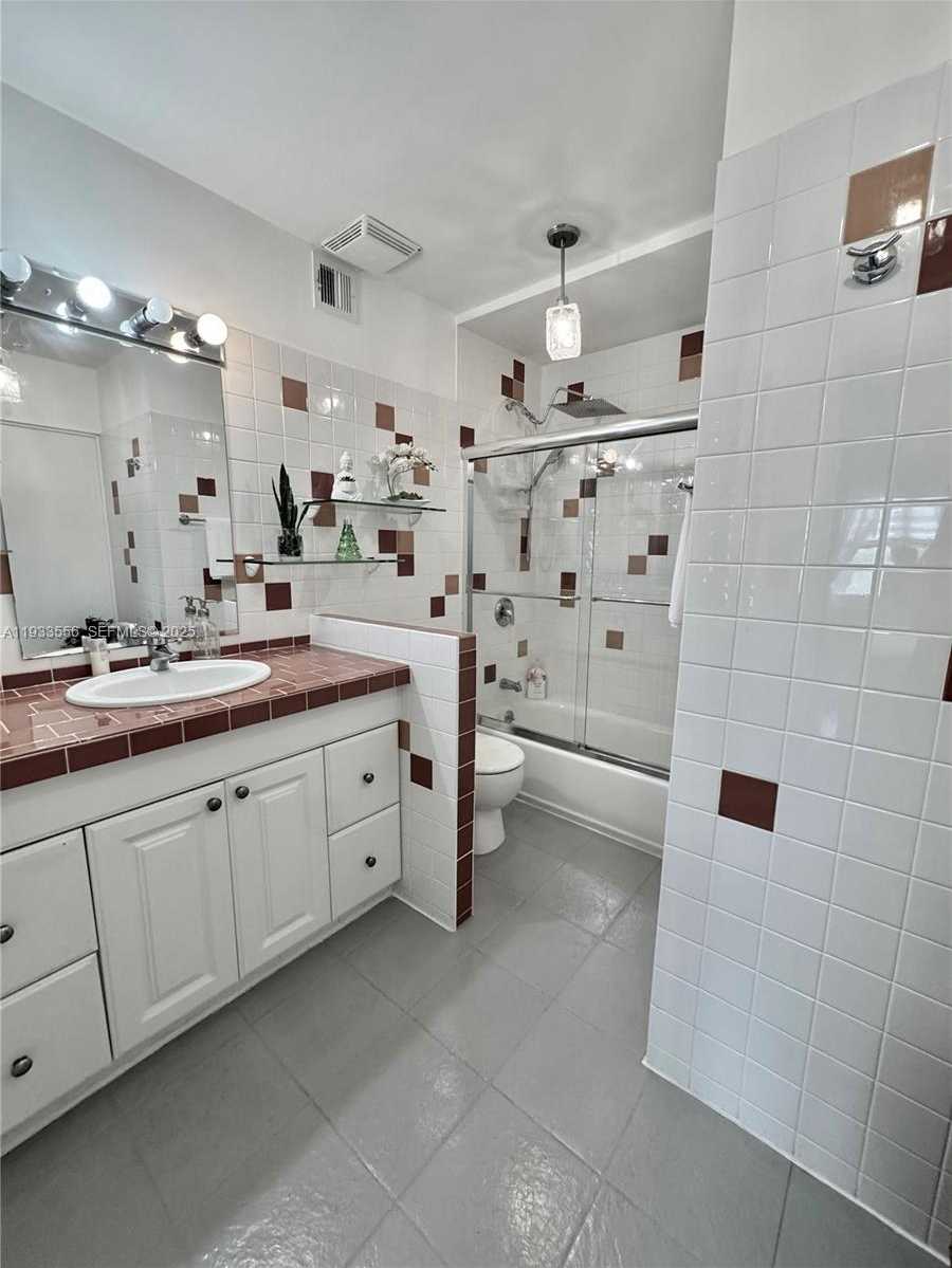 Small Image of 200 DIPLOMAT PKWY #530, Hallandale Beach Number 17