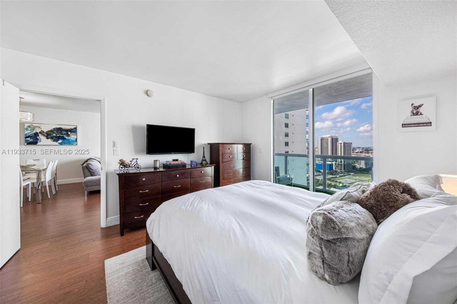 Small Image of 1800 NORTH BAYSHORE DR #3206, Miami Number 18