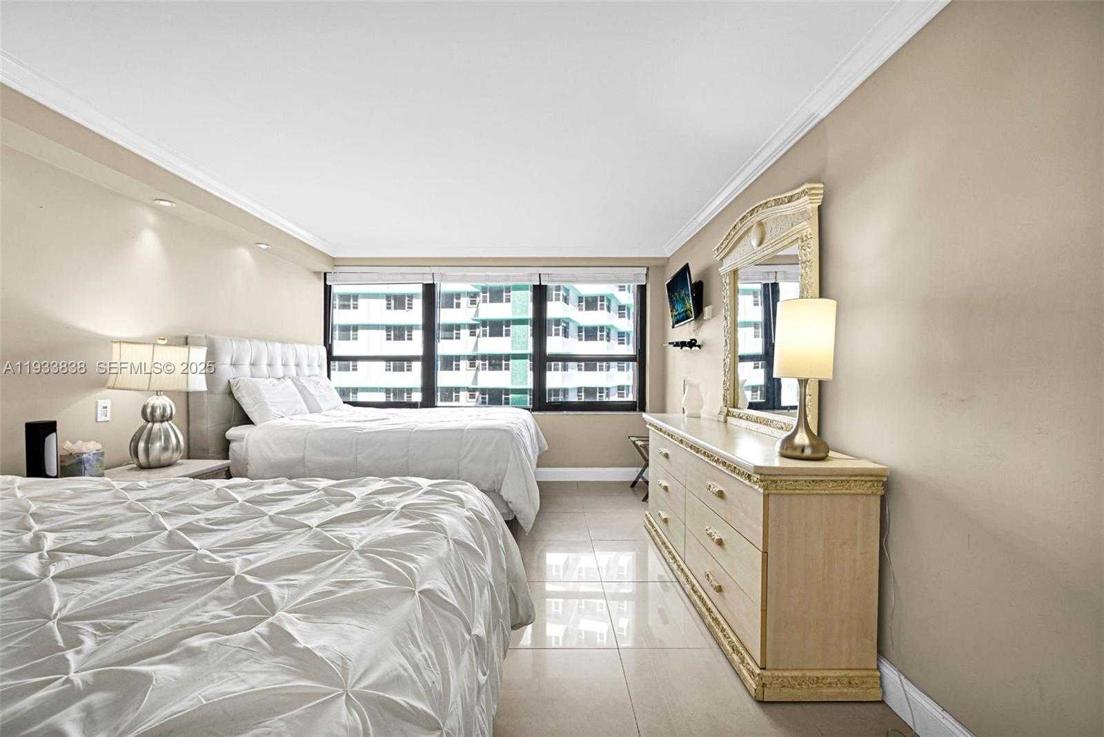 Small Image of 5225 COLLINS AVE #706, Miami Beach Number 4