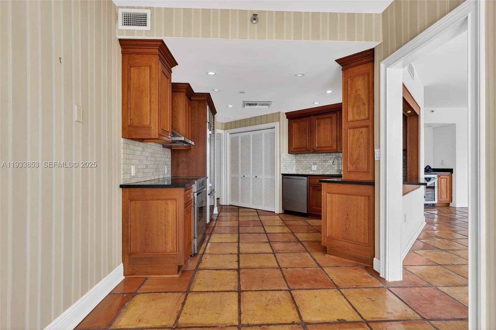 Small Image of 4000 ISLAND BLVD #1507, Aventura Number 13