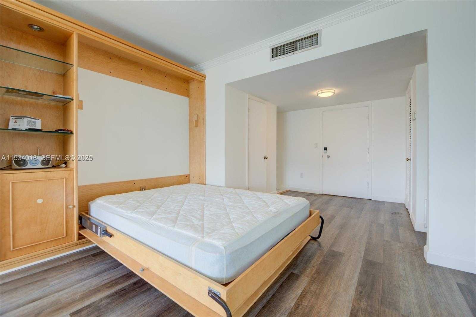 Small Image of Bay Harbor Islands Number 12