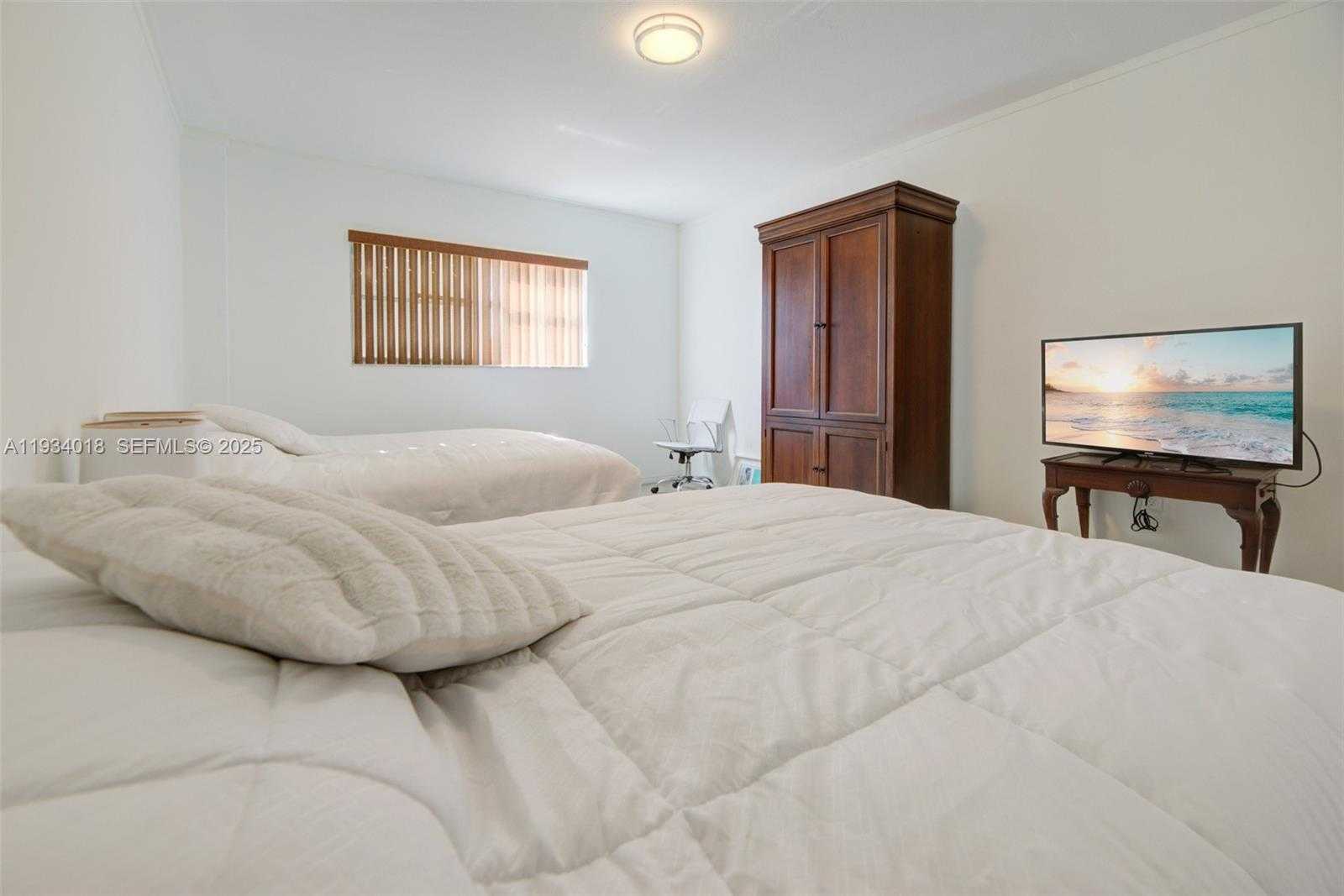 Small Image of Bay Harbor Islands Number 19