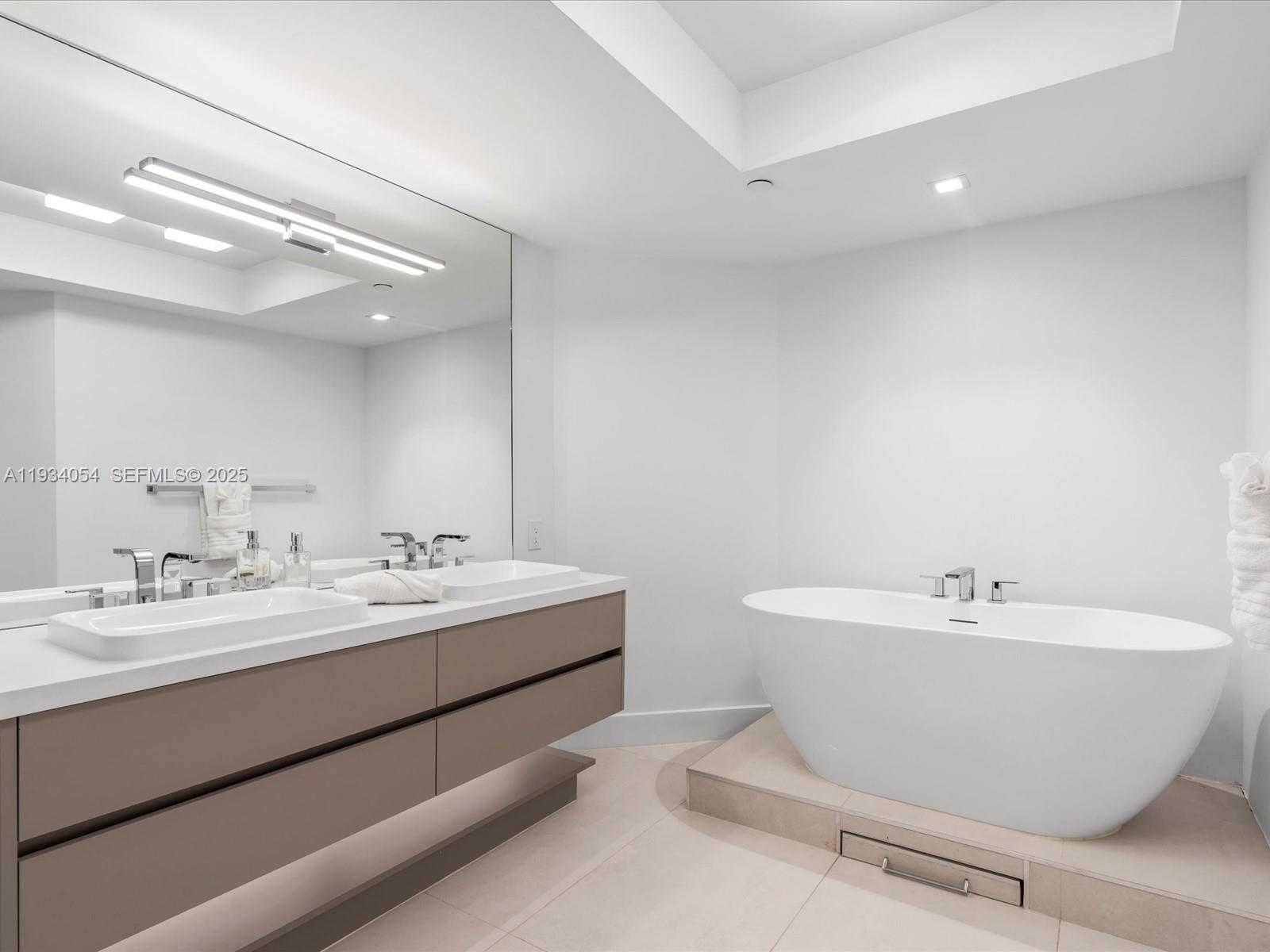 Small Image of 2000 ISLAND BLVD #903, Aventura Number 29