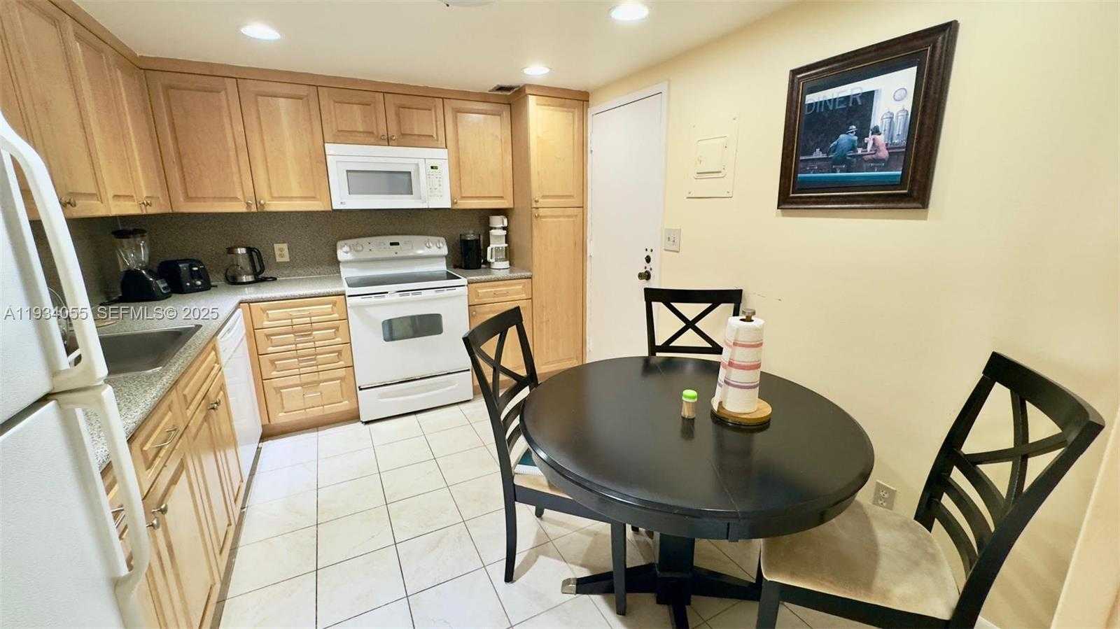 Small Image of 427 GOLDEN ISLES DR #8A, Hallandale Beach Number 26
