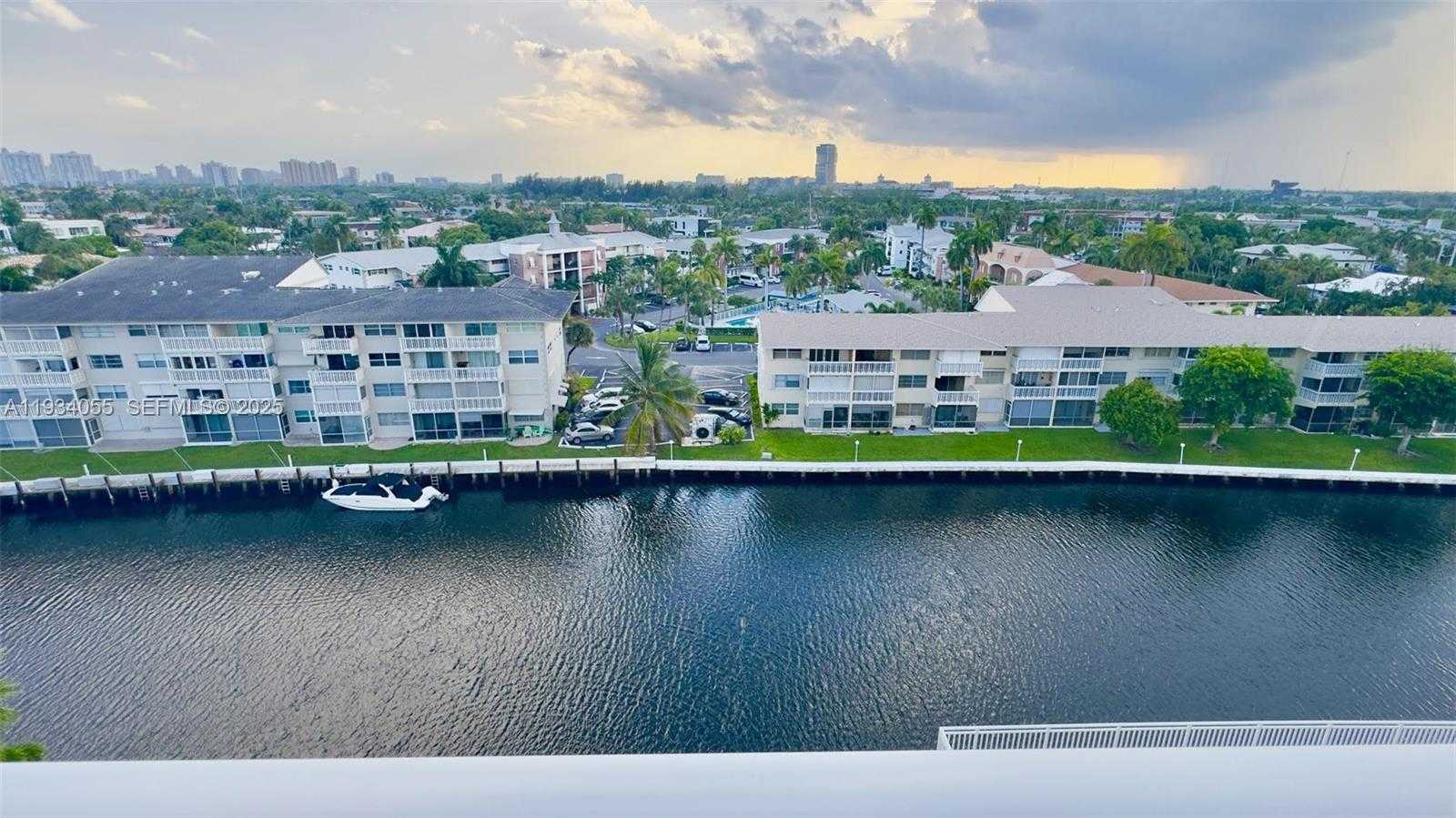Small Image of 427 GOLDEN ISLES DR #8A, Hallandale Beach Number 3