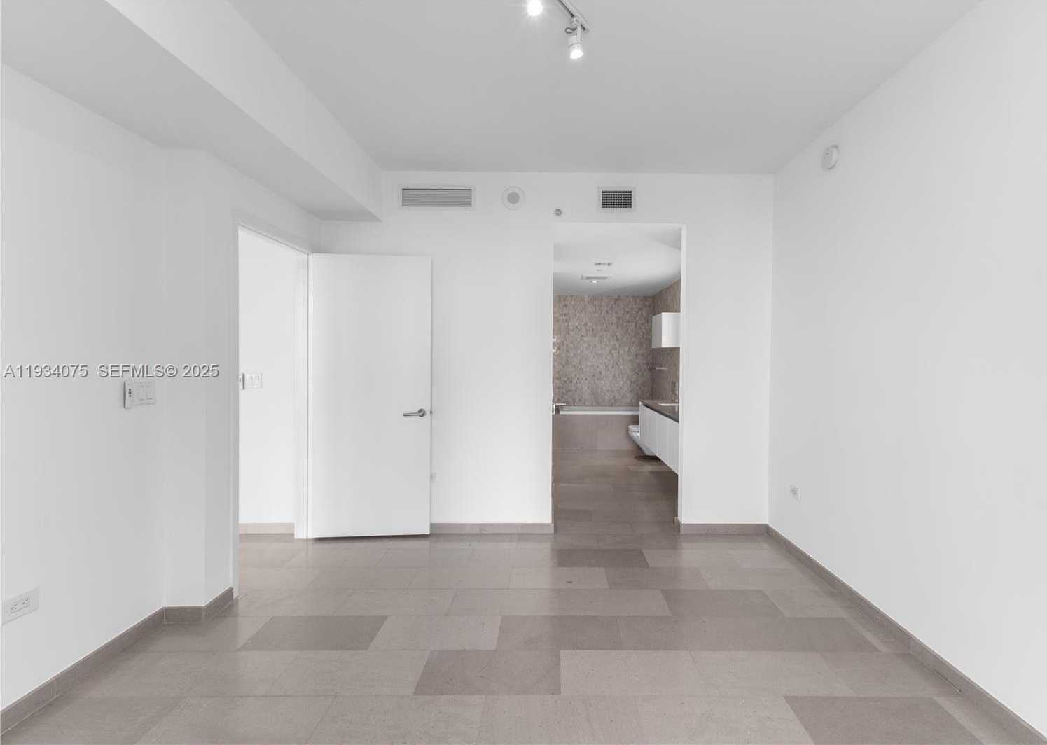 Small Image of 68 SOUTH EAST 6TH ST #2006, Miami Number 16