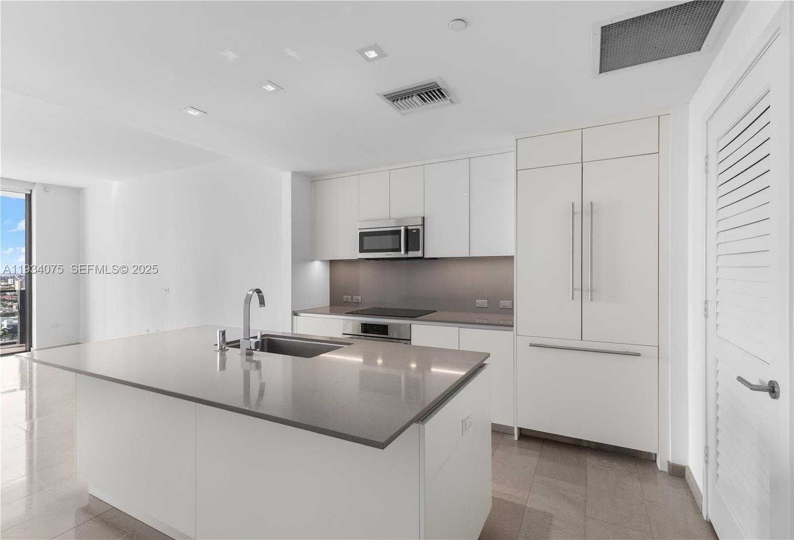 Small Image of 68 SOUTH EAST 6TH ST #2006, Miami Number 4