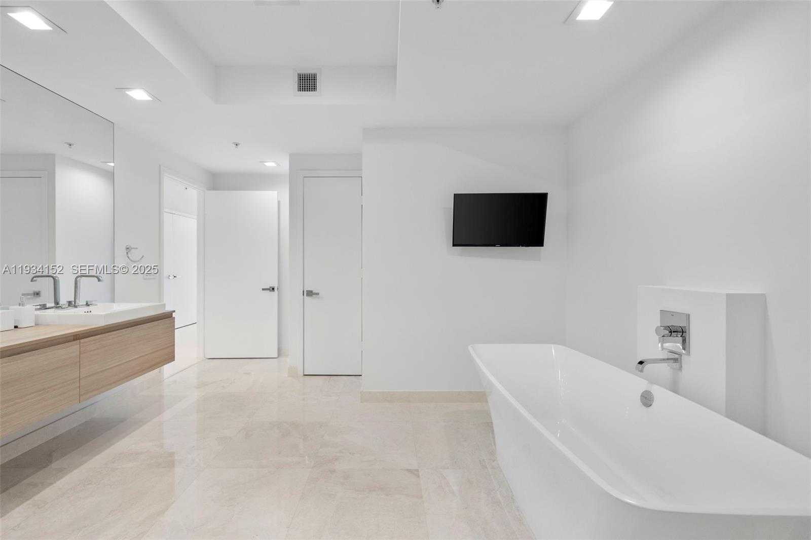 Small Image of 17111 BISCAYNE BLVD #1110, North Miami Beach Number 25