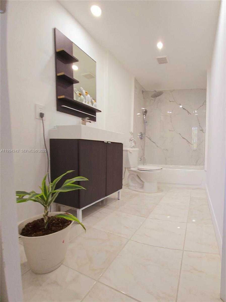 Small Image of 250 180TH DR #155, Sunny Isles Beach Number 28