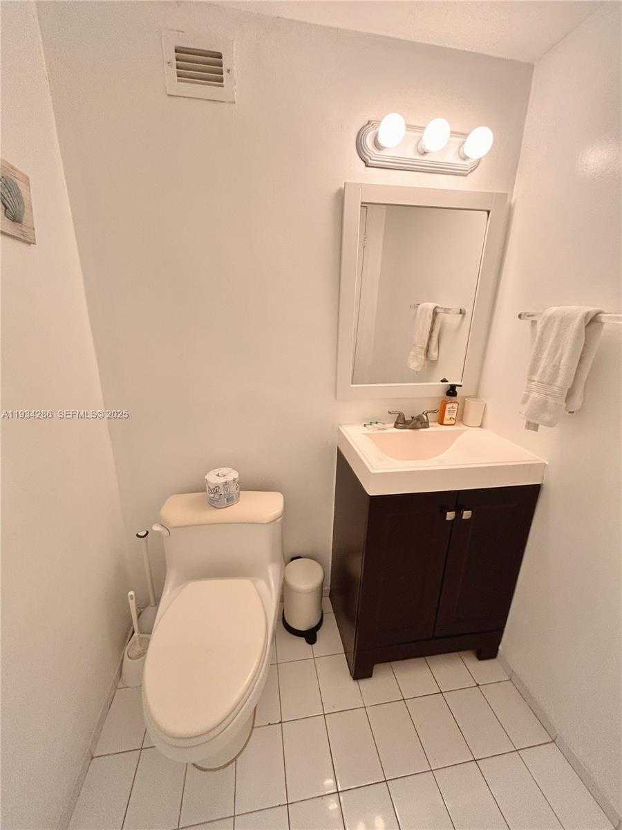 Small Image of 5601 COLLINS AVE #1019, Miami Beach Number 3