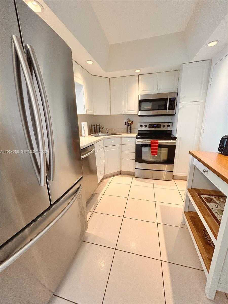 Small Image of 5601 COLLINS AVE #1019, Miami Beach Number 4
