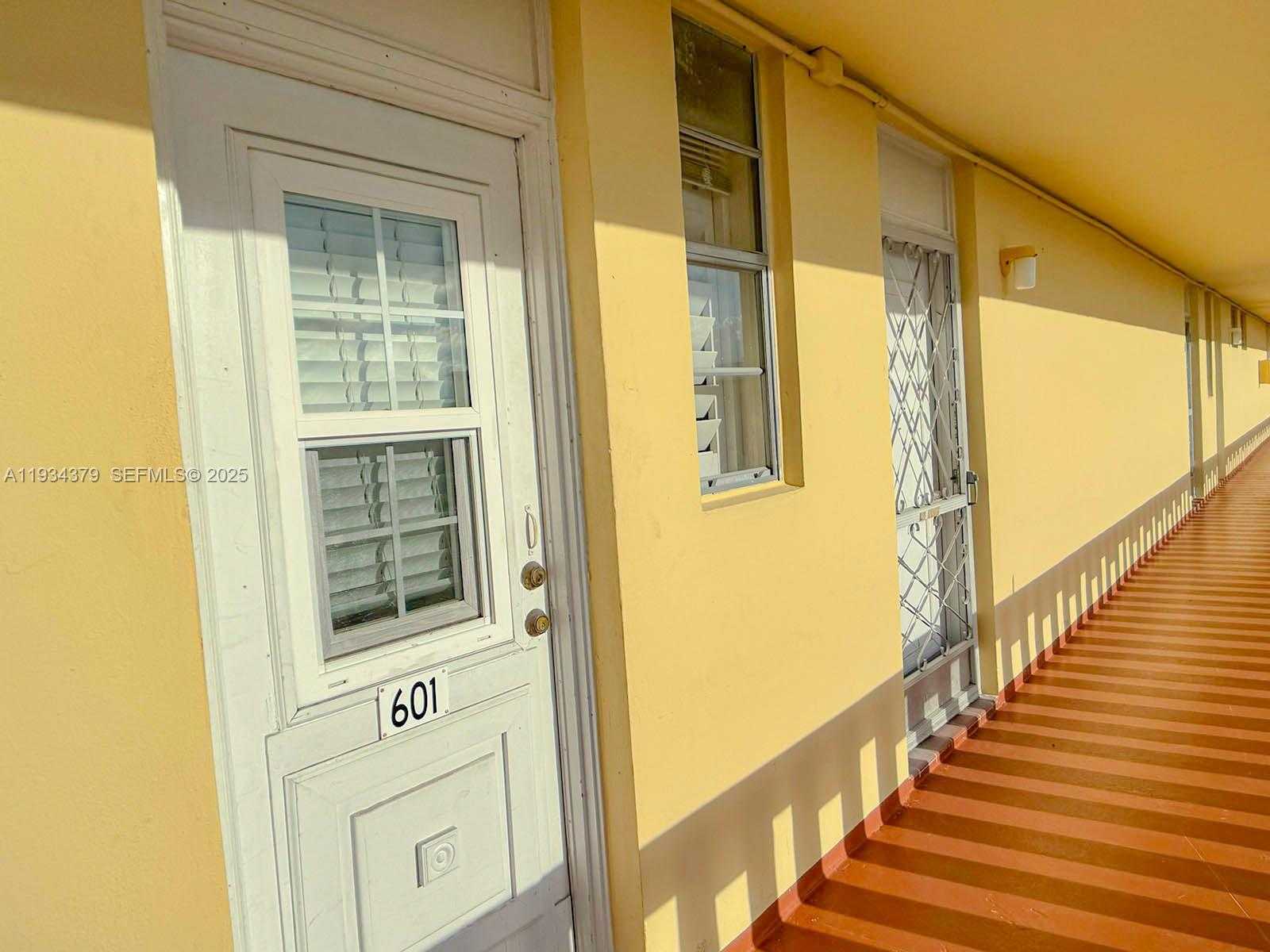 Small Image of 2930 POINT EAST DR #E601, Aventura Number 4