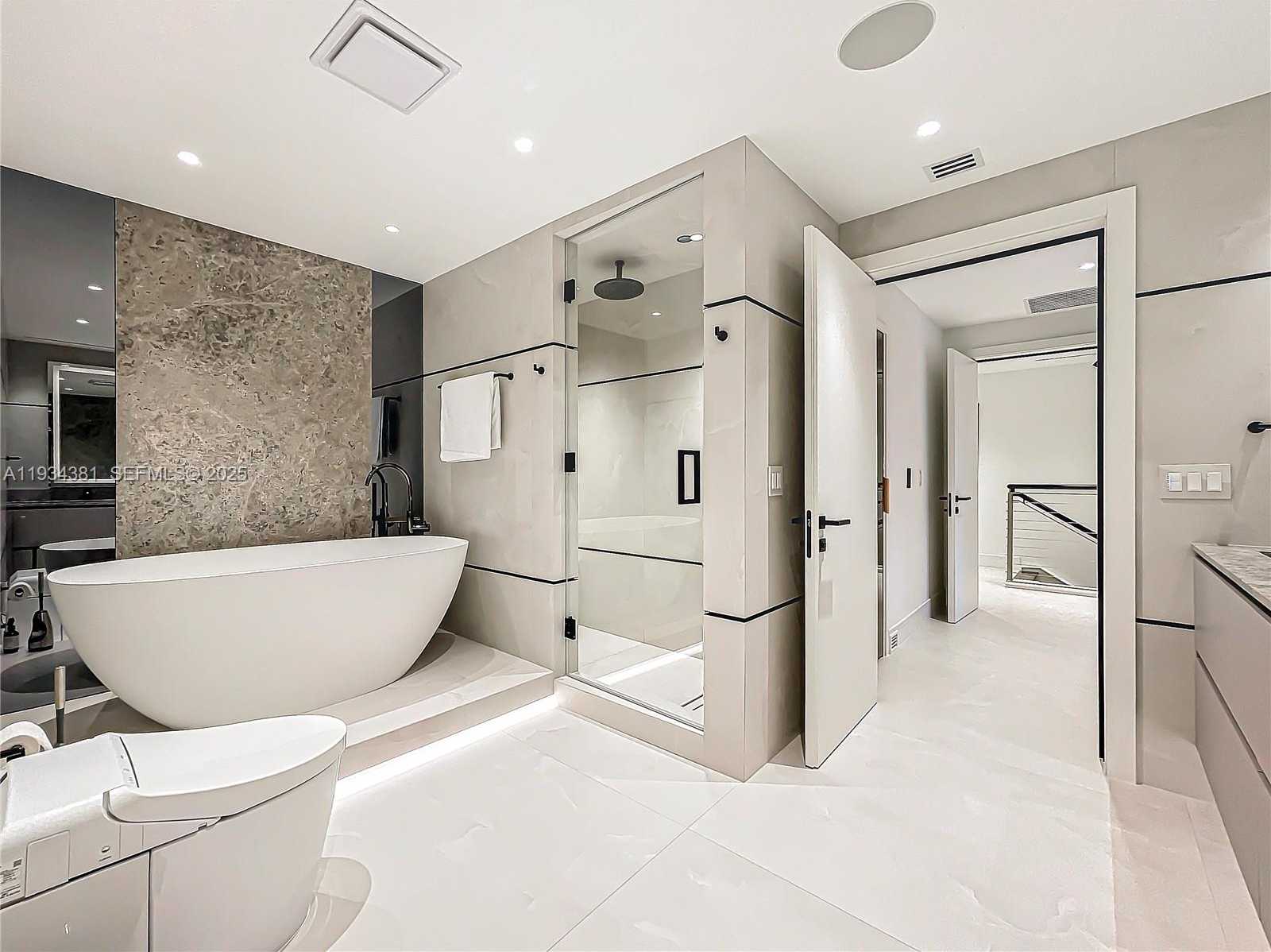 Small Image of 3501 NORTH OCEAN DR #V5, Hollywood Number 31