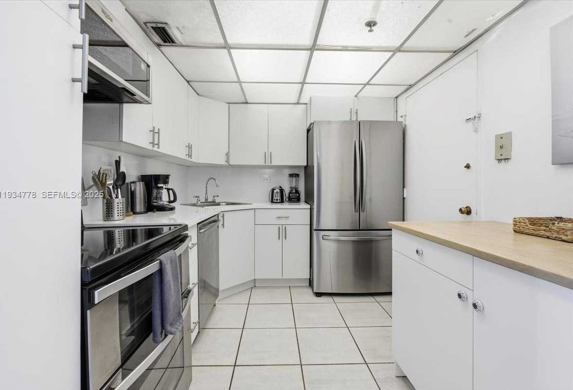 Small Image of 5601 COLLINS AVE #915, Miami Beach Number 17