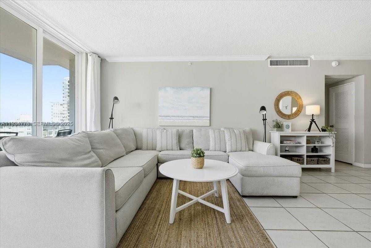 Small Image of 5601 COLLINS AVE #915, Miami Beach Number 2