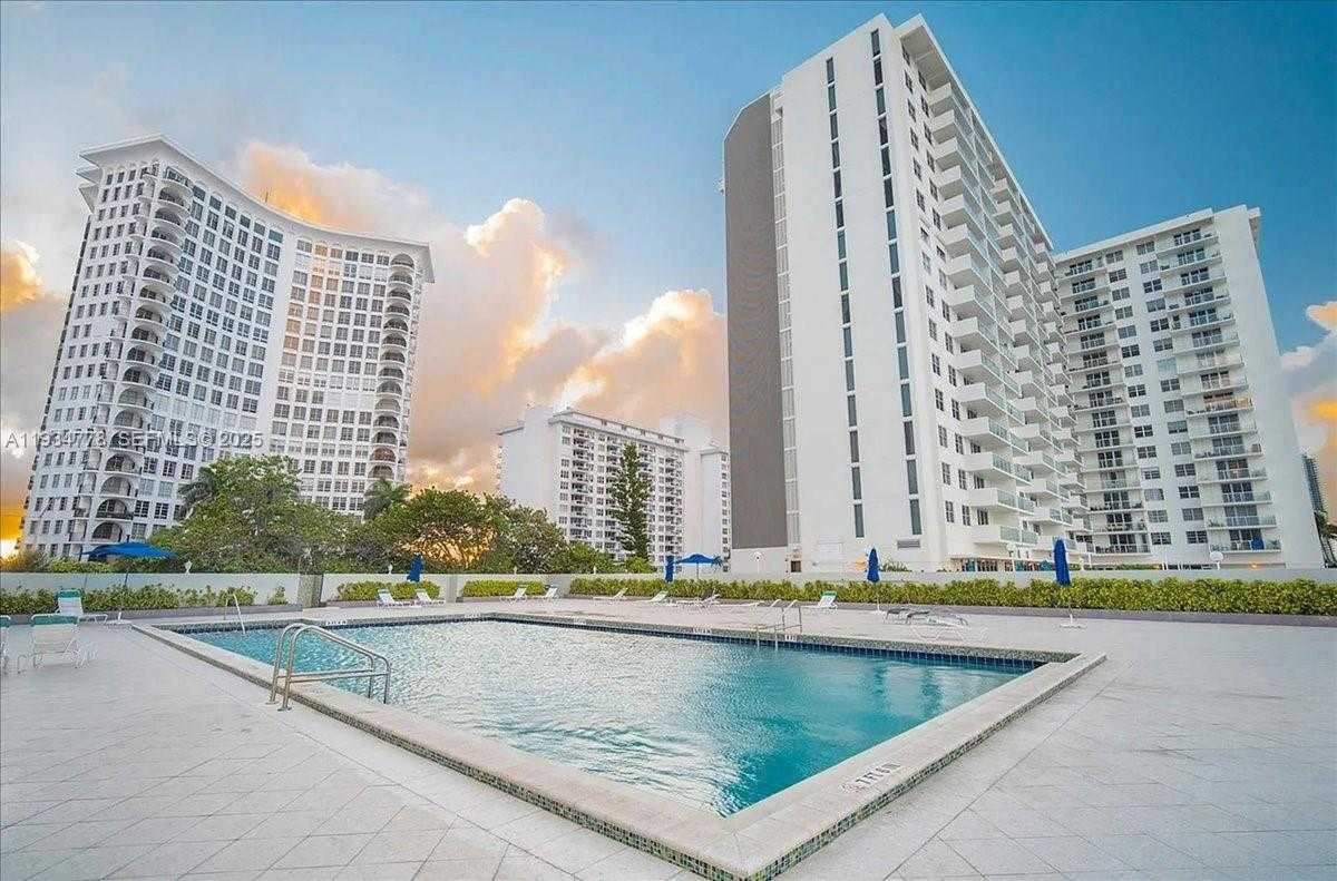 Small Image of 5601 COLLINS AVE #915, Miami Beach Number 20