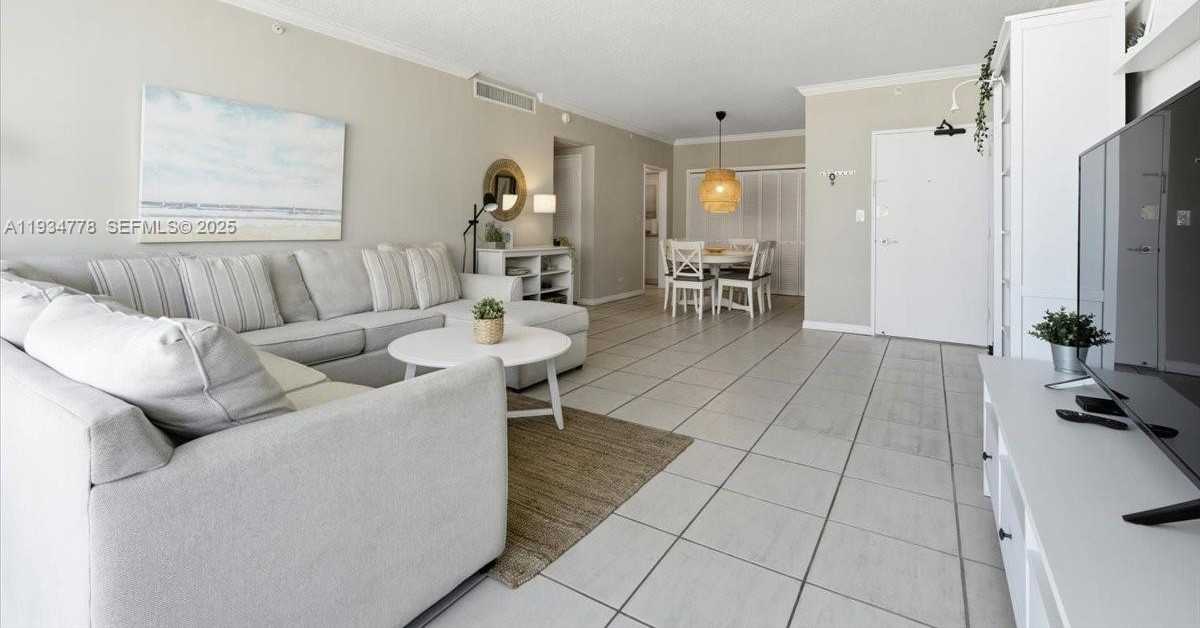 Small Image of 5601 COLLINS AVE #915, Miami Beach Number 3