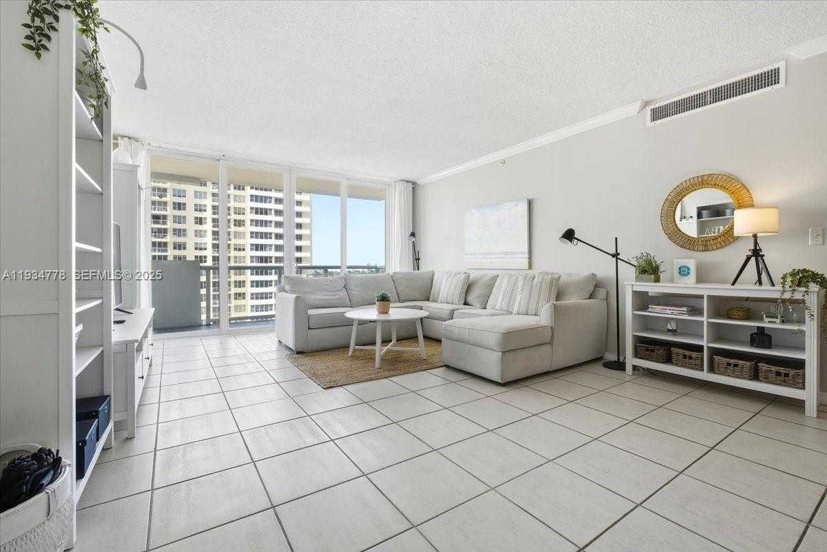 Small Image of 5601 COLLINS AVE #915, Miami Beach Number 4