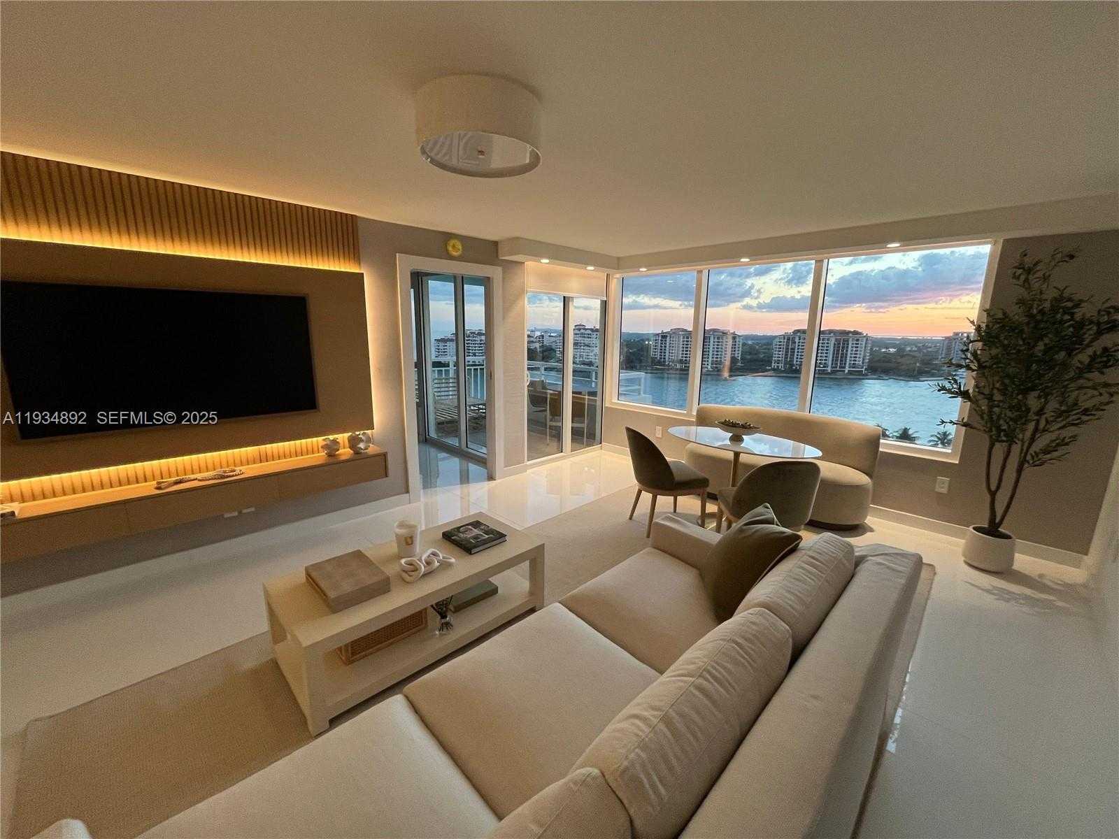 Small Image of 400 SOUTH POINTE DR #1501, Miami Beach Number 1