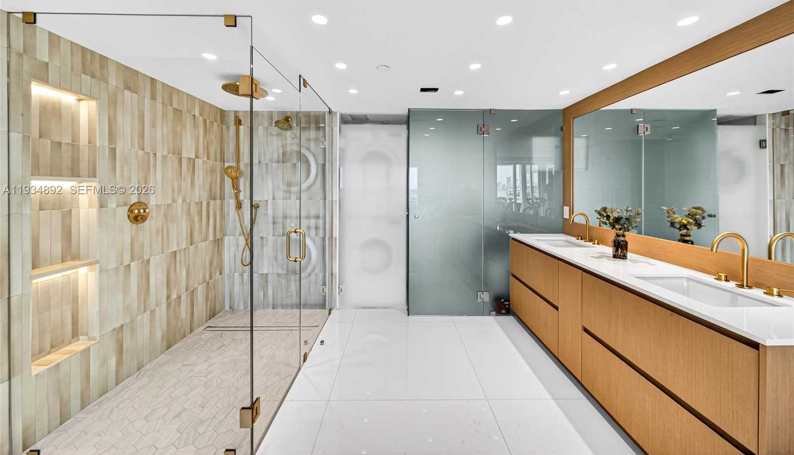 Small Image of 400 SOUTH POINTE DR #1501, Miami Beach Number 17