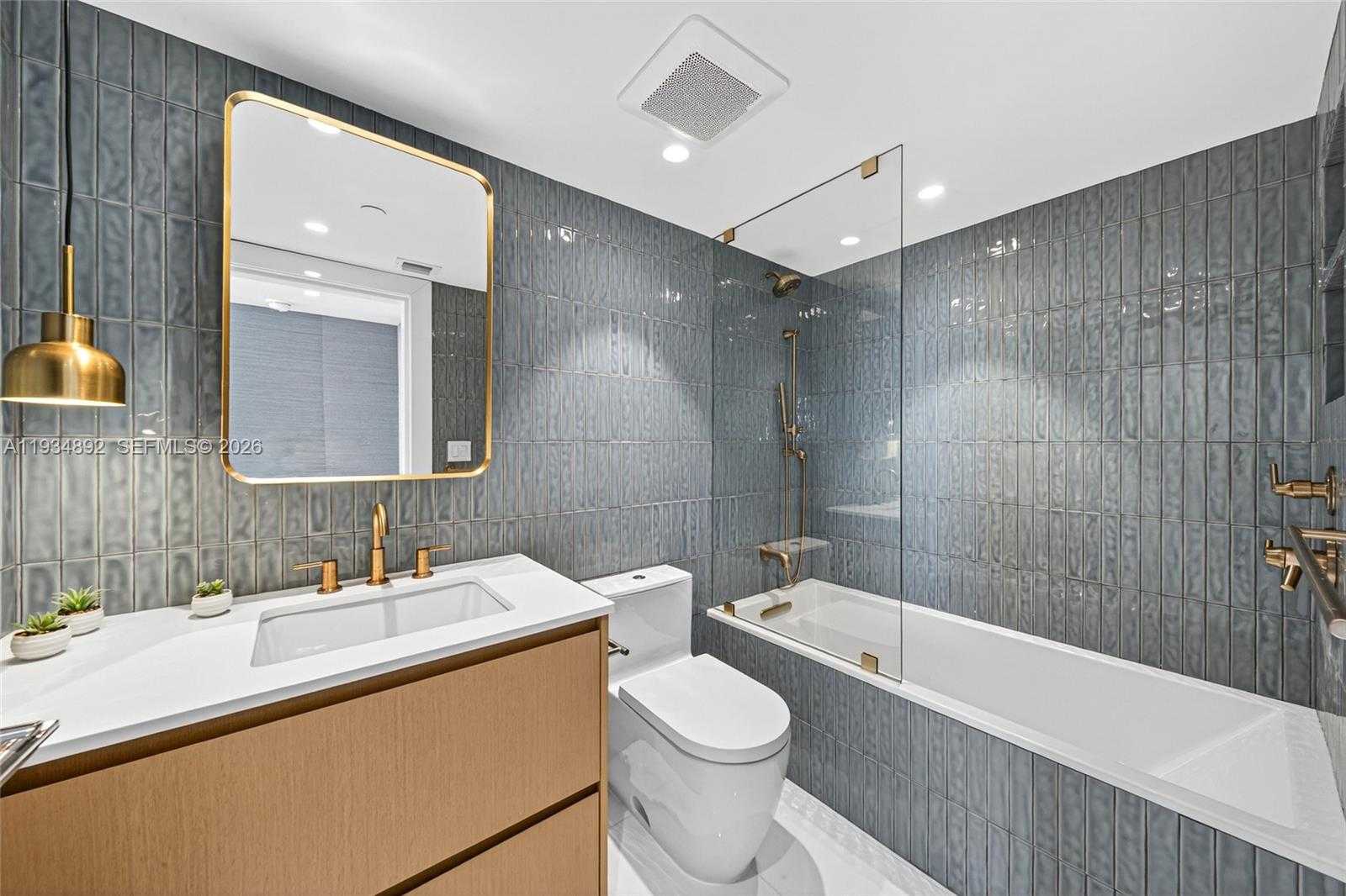 Small Image of 400 SOUTH POINTE DR #1501, Miami Beach Number 27