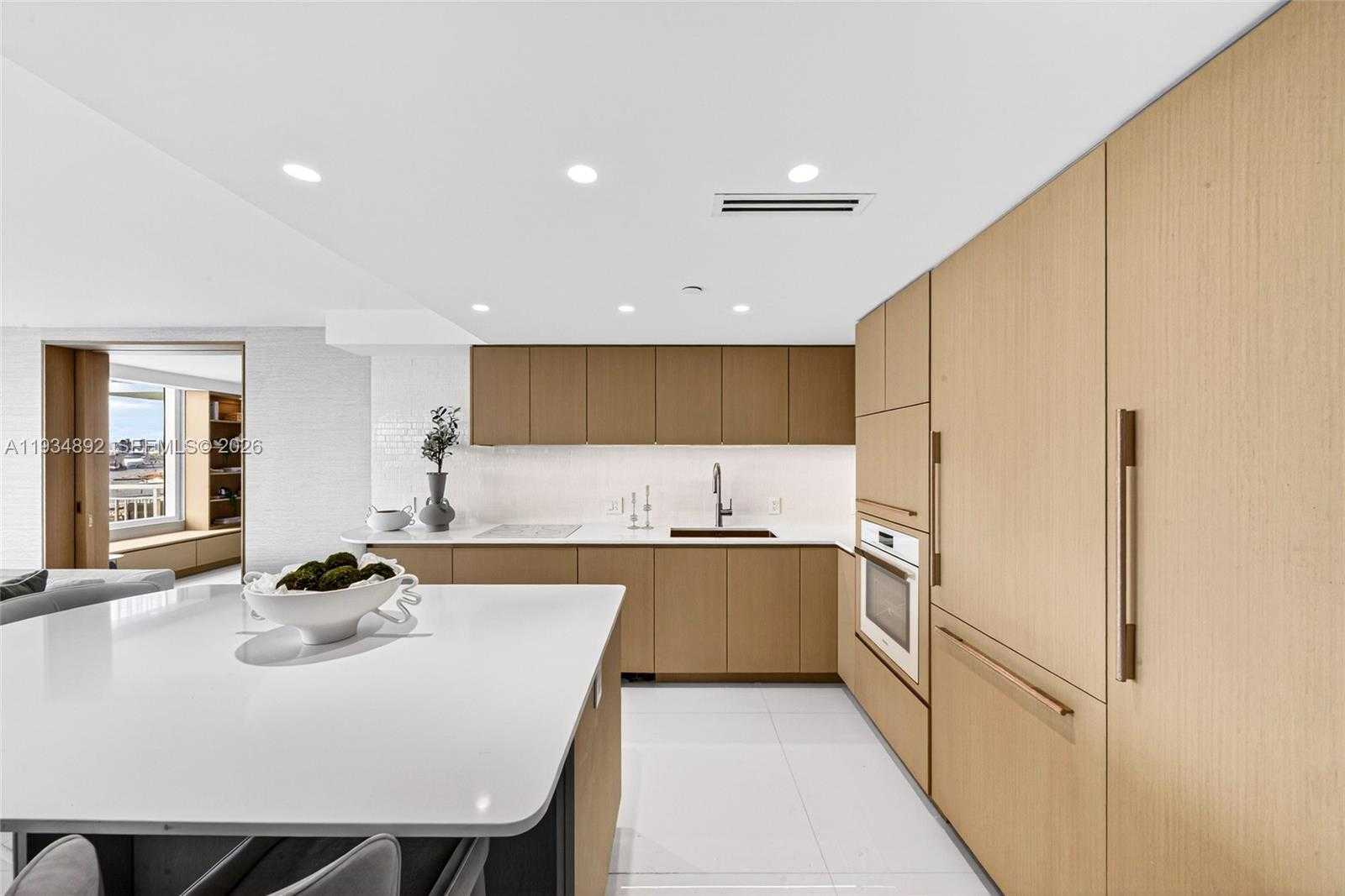 Small Image of 400 SOUTH POINTE DR #1501, Miami Beach Number 7