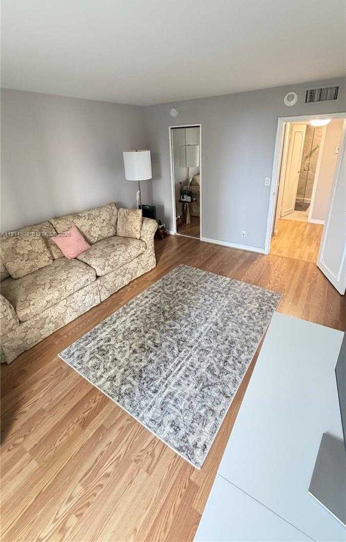 Small Image of 100 BAYVIEW DR #306, Sunny Isles Beach Number 11