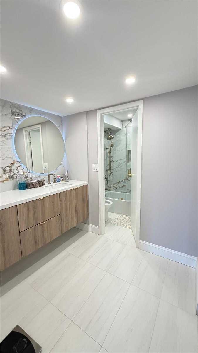 Small Image of 100 BAYVIEW DR #306, Sunny Isles Beach Number 14