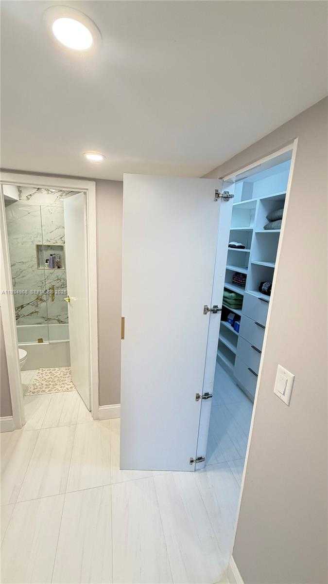 Small Image of 100 BAYVIEW DR #306, Sunny Isles Beach Number 17