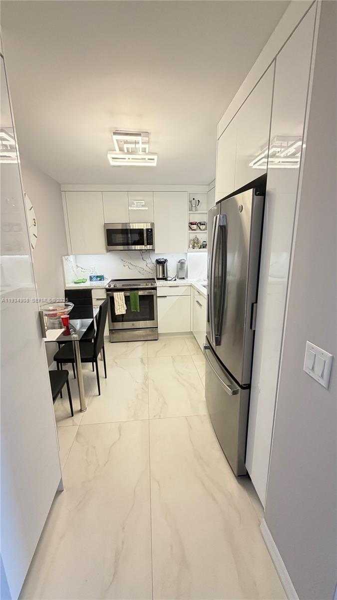 Small Image of 100 BAYVIEW DR #306, Sunny Isles Beach Number 2