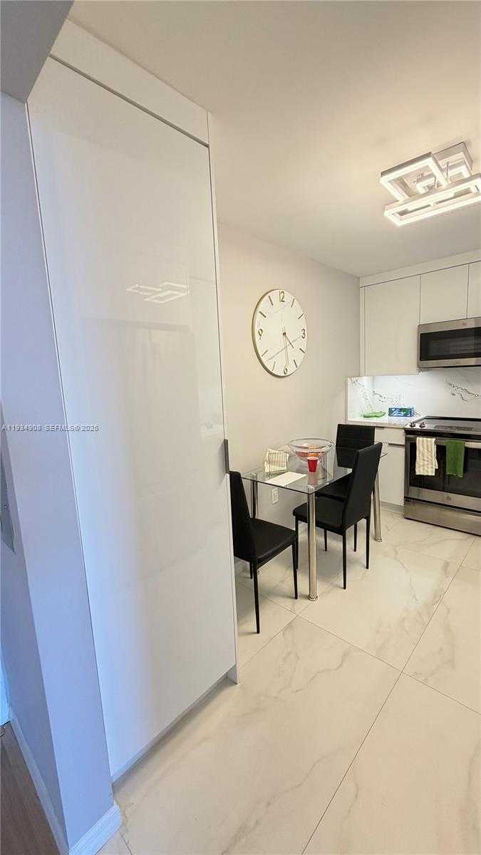 Small Image of 100 BAYVIEW DR #306, Sunny Isles Beach Number 3