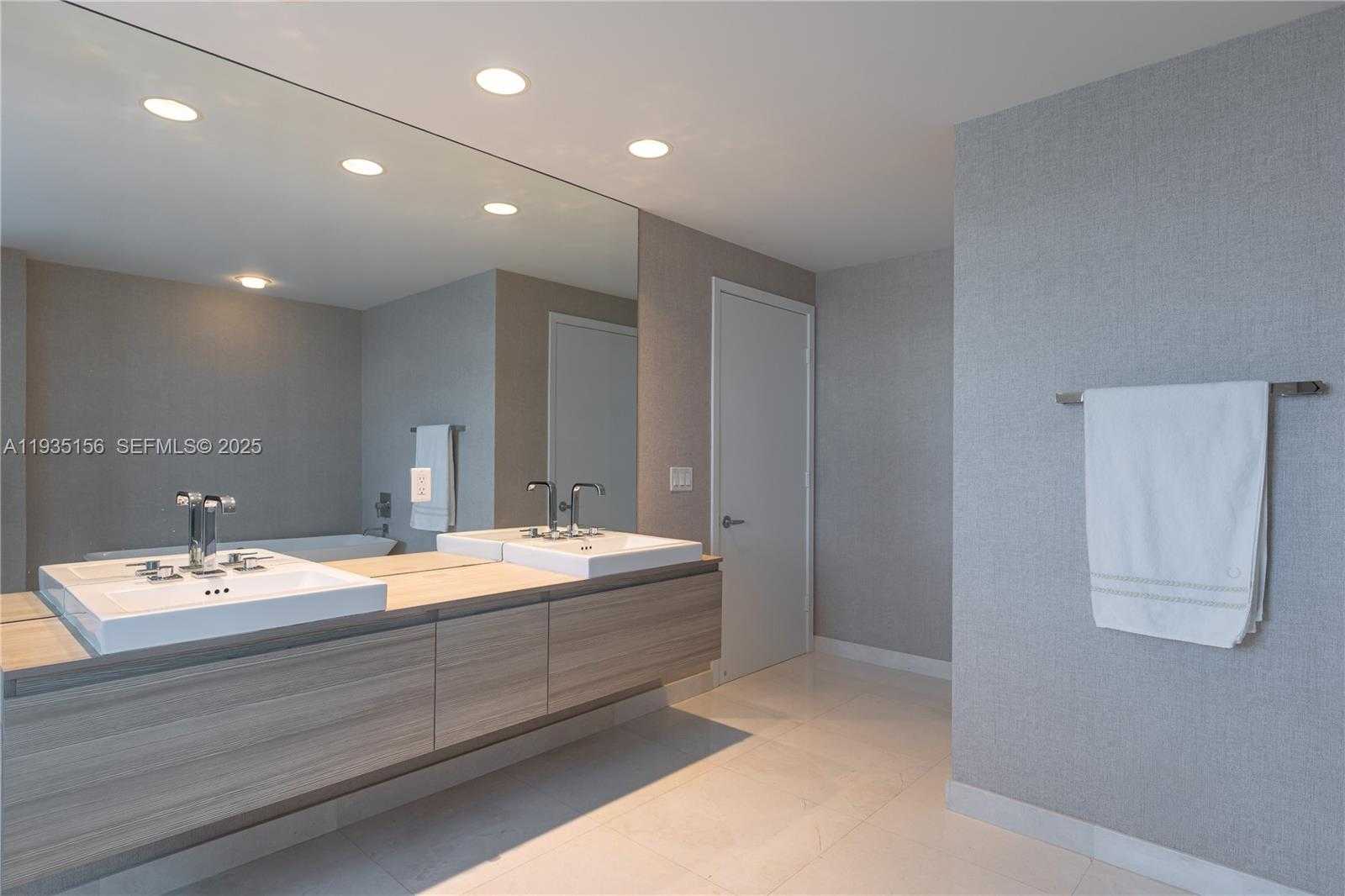 Small Image of 17301 NORTH EAST BISCAYNE BLVD #908, North Miami Beach Number 22