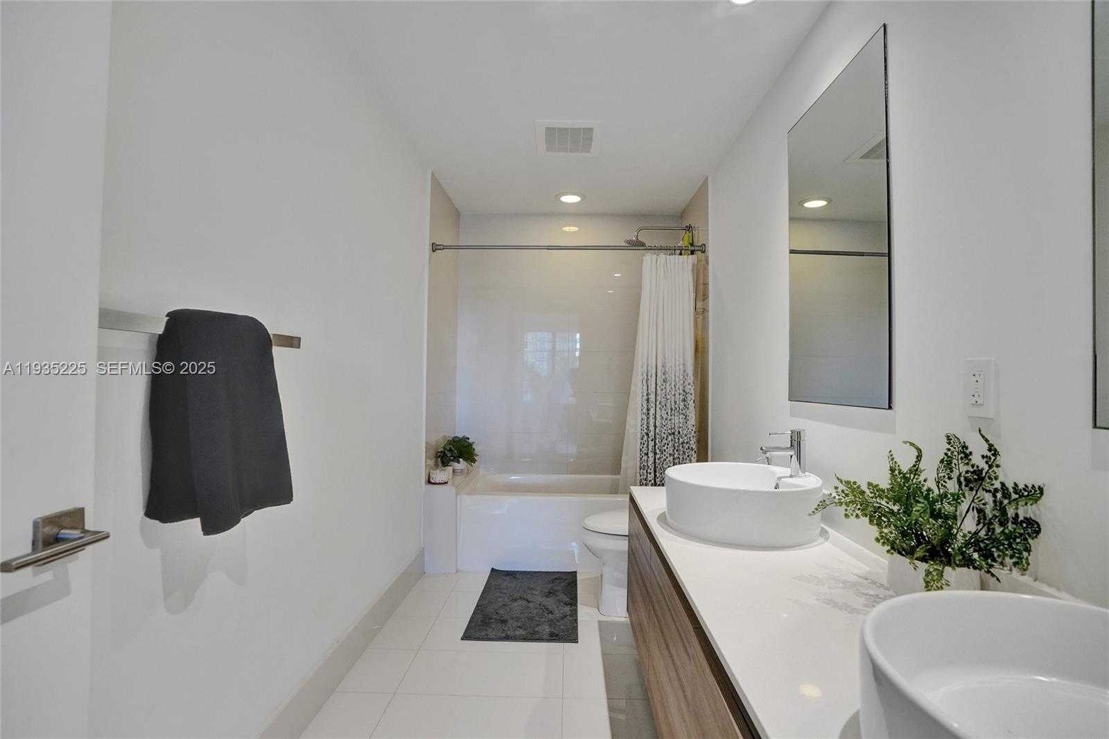 Small Image of 121 NORTH EAST 34TH ST #902, Miami Number 3