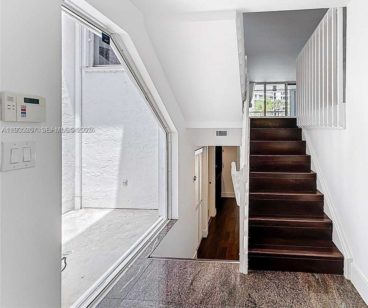 Small Image of Aventura Number 2