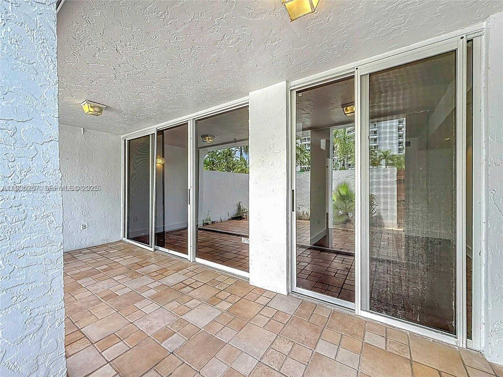 Small Image of Aventura Number 25