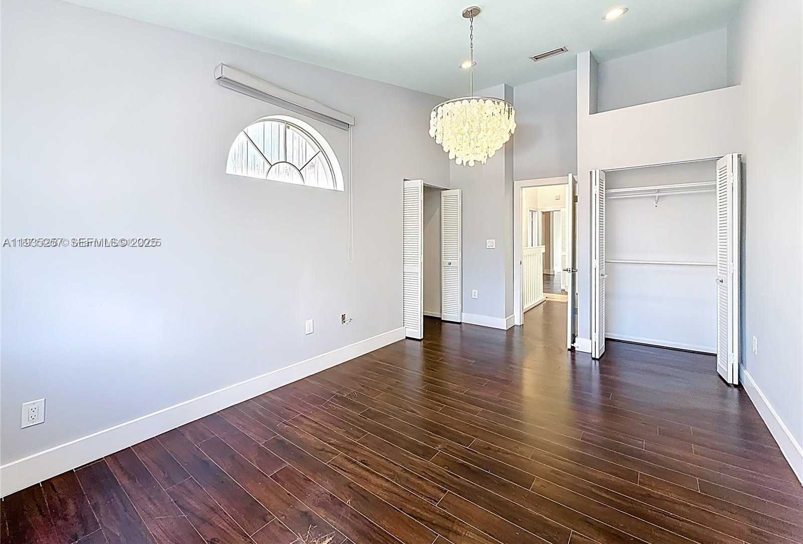 Small Image of Aventura Number 28