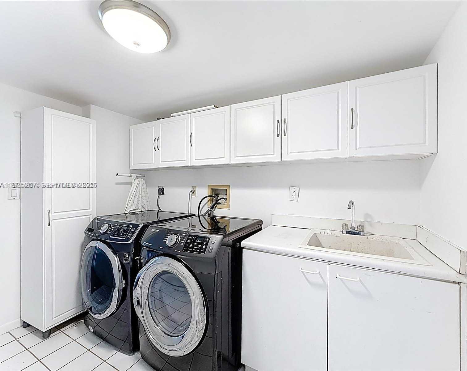 Small Image of Aventura Number 34