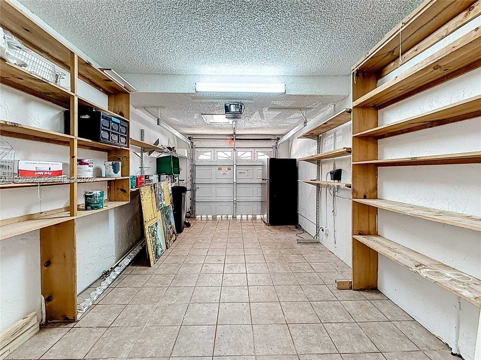 Small Image of Aventura Number 35