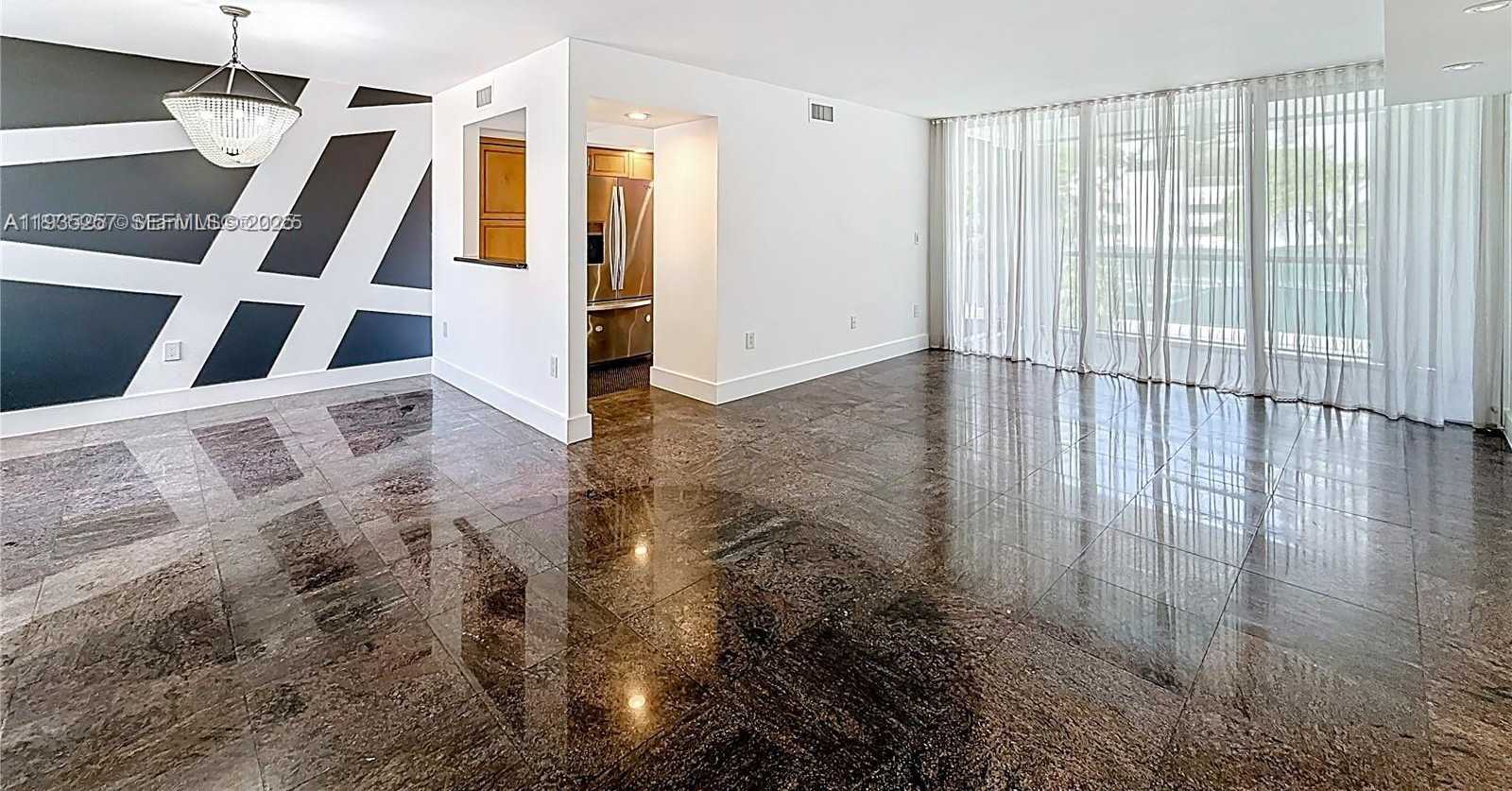 Small Image of Aventura Number 4