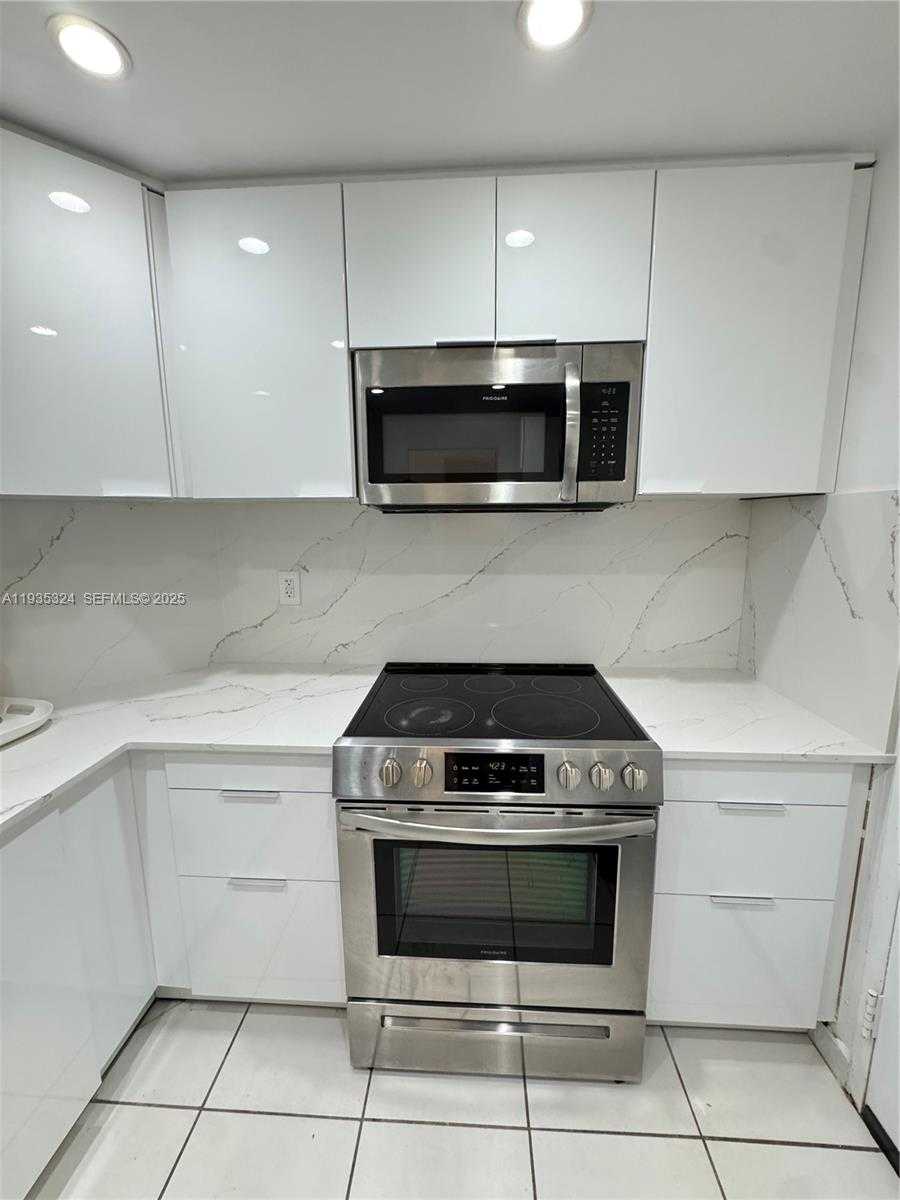 Small Image of 300 BAYVIEW DR #509, Sunny Isles Beach Number 10