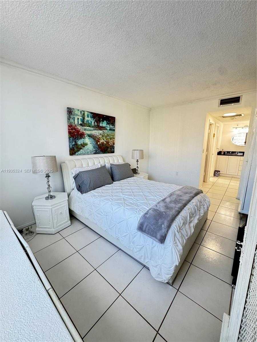Small Image of 300 BAYVIEW DR #509, Sunny Isles Beach Number 12